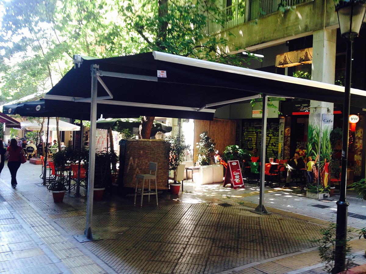 Δύριχτη τέντα σε καφε στο κέντρο της Αθήνας