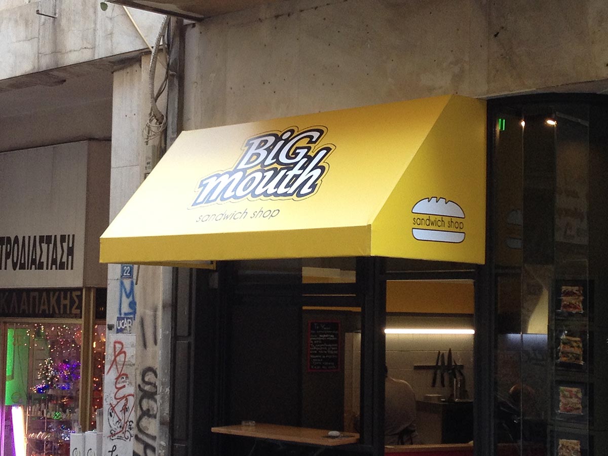 Ειδική κατασκευή τύπου καποτινας με ψηφιακή εκτύπωση στο κέντρο της Αθήνας