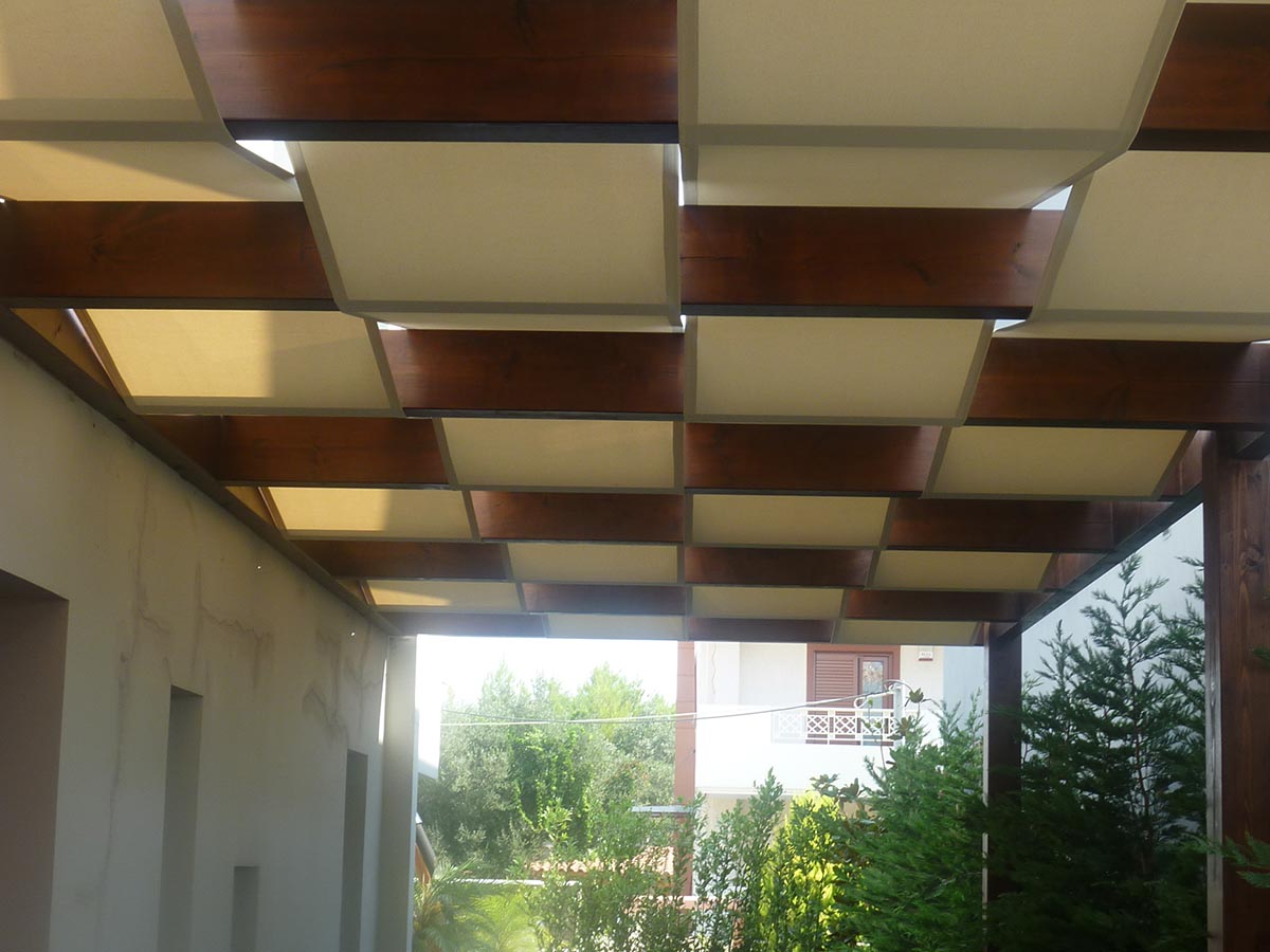 Κυματιστά πανια σε οικία επανω σε ξύλινη πέργκολα στην περιοχή της κ. Κηφησιάς