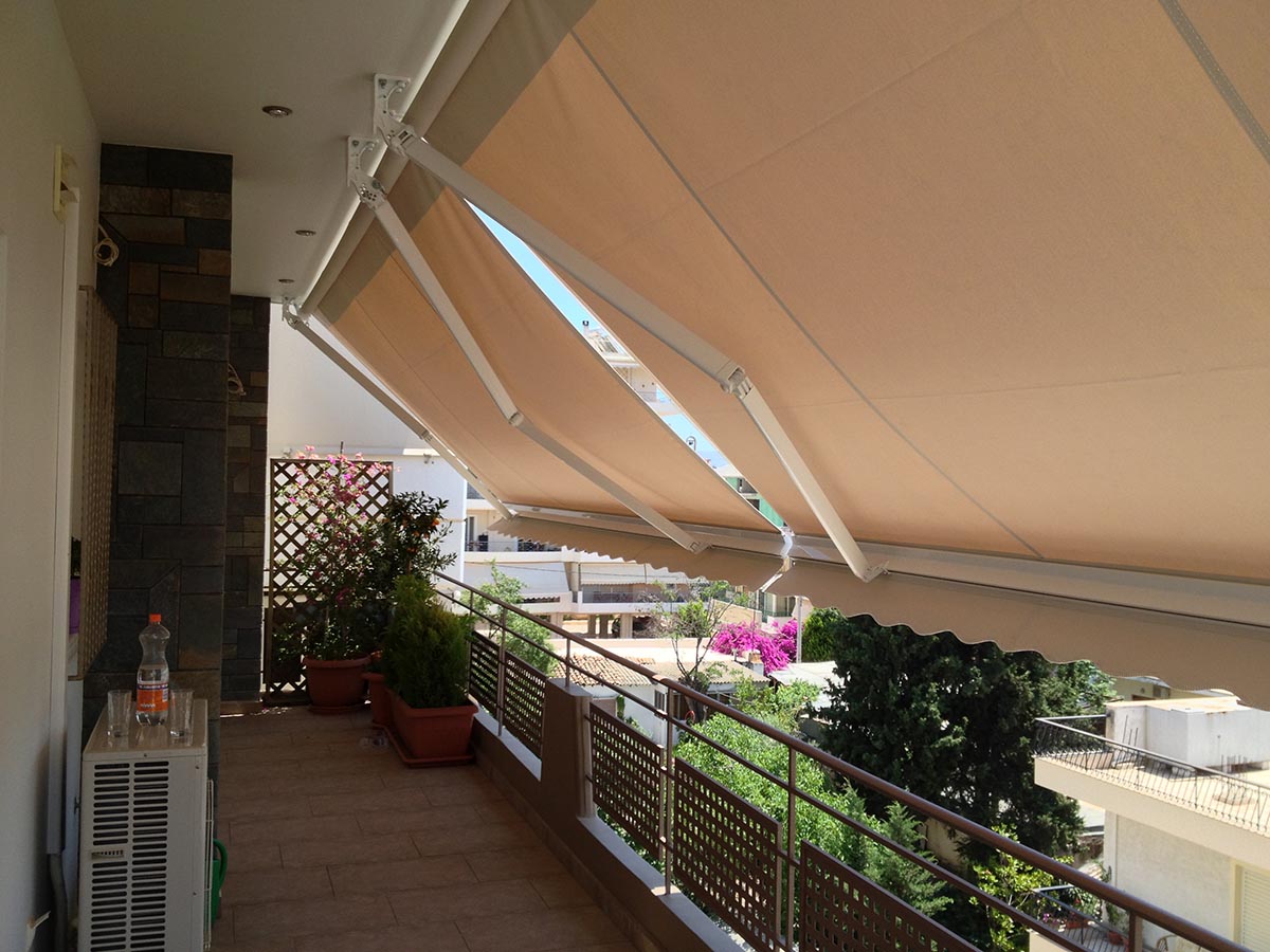 Κυματιστά πανια σε οικία επανω σε ξύλινη πέργκολα στην περιοχή της κ. Κηφησιάς