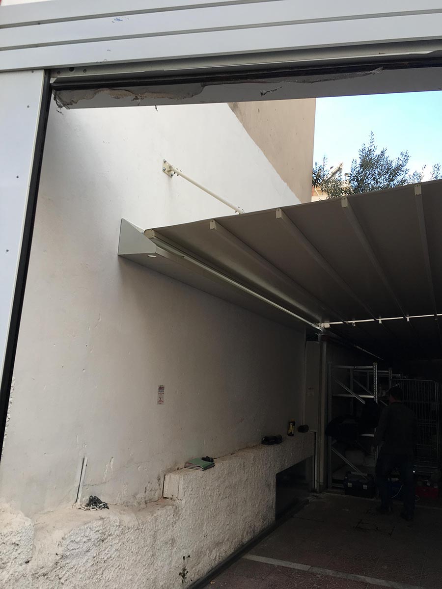 pegkotenta-kremasti-me-eidiki-metakiki-idroroi-megali