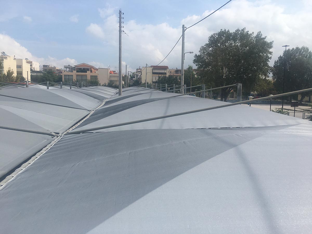 Πλήρης κάλυψη από στέγαστρα με διάτρητο πανί σε μάντρα αυτοκινήτων στην περιοχή των Αχαρνών