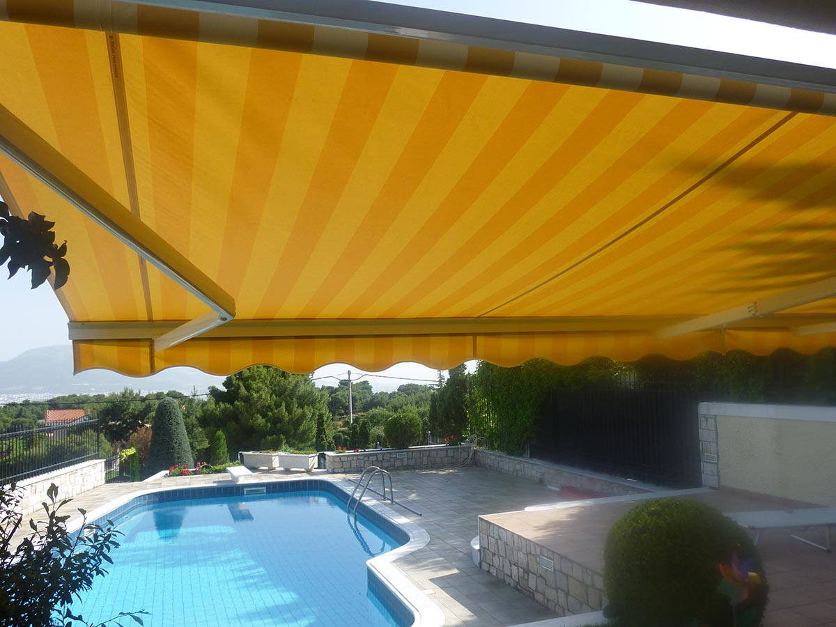 Τέντα σε οικία με βραχιονες σε σύστημα μπάρας στην περιοχή της Κηφησιάς