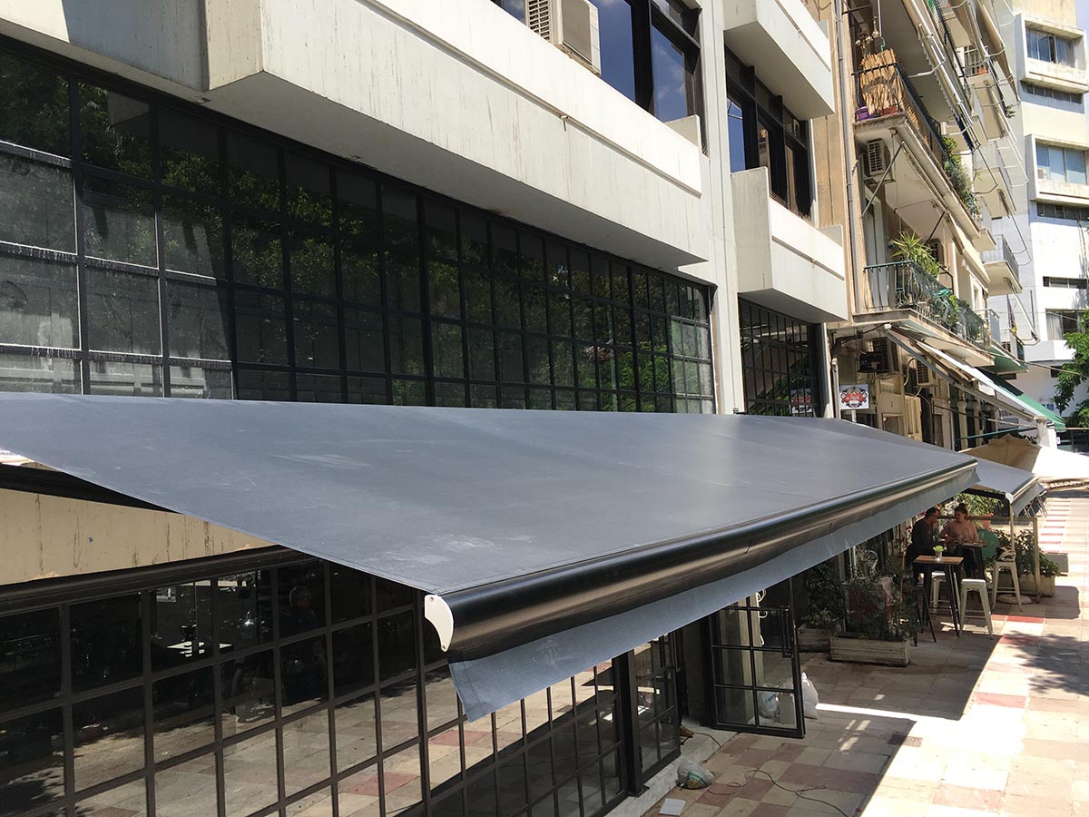 Τέντα 10 μέτρων με βραχίονες και πανι crystal sunworker πλήρως αυτοματοποιημένο σε καφε στην περιοχή του Παγκρήτιου