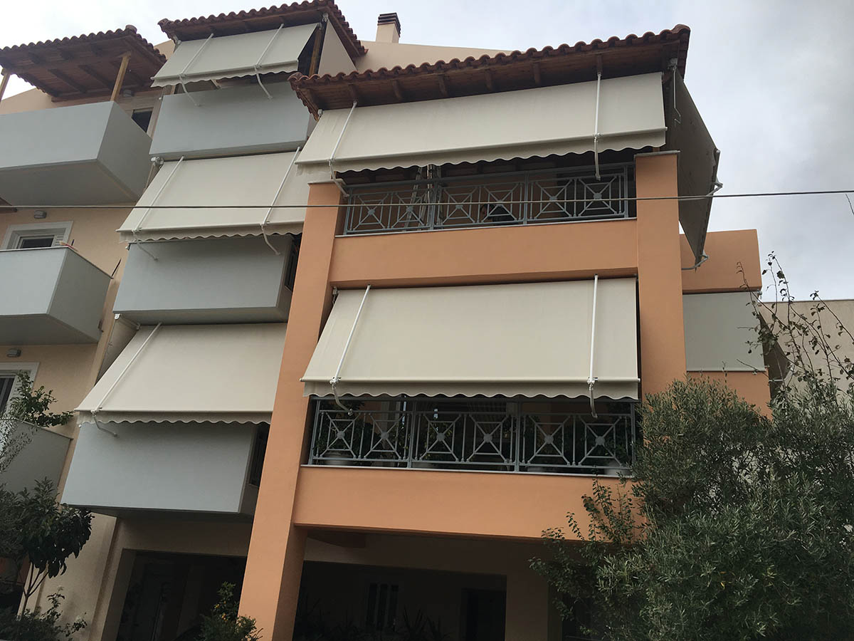 Τεντες με αντιριδες σε τριωροφη πολυκατοικία στην περιοχή των αχαρνων
