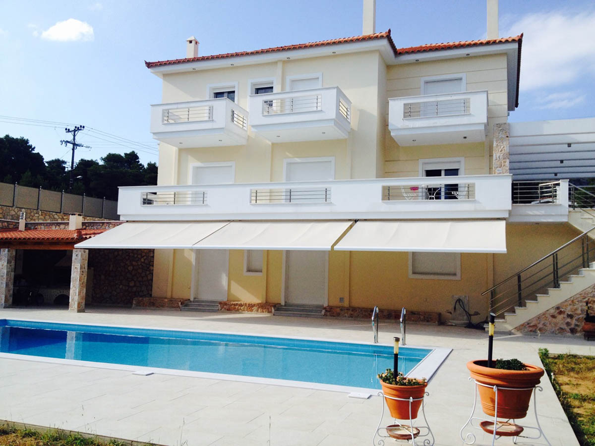 Τέντες με βραχίονες και ασύρματα μοτέρ σε οικία στην περιοχή των Αφιδνών